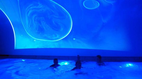 Fürthermare in Fürth
Der Komplex des Fürthermare vereint Spaßbad, Therme und Saunalandschaft unter einem Dach. Darüber hinaus können Badegäste kostenlos das angrenzende Hallenbad mit Sportbecken und Sprungturm sowie im Sommer das Freibad mit zusätzlichen 2500 Quadratmetern Wasserfläche nutzen. Im Spaßbereich gibt es neben Außenbecken, Strömungskanal, Erlebnisbecken und Sole-Grotte auch eine Kinder-Erlebniswelt mit einem eigenen Piratenschiff-Wasserspielplatz. Außerdem bietet das Fürthermare vier Thermensaunen, zwei Dampfbäder, Entspannungsbecken im Innenbereich sowie drei weitere Saunen im Außenbereich. • Öffnungszeiten und Details gibt es unter dem angefügten Link beim Klick auf das Bild.