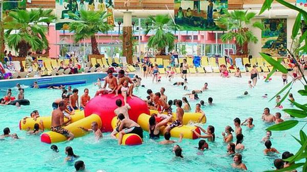 Kristall Palm Beach, Stein
Das Thermal-, Kur- und Freizeitbad Palm Beach in Stein bietet neben einer erholsamen Saunalandschaft mit 18 Themensaunen auch verschiedene andere Wellnessangebote. Außerdem verfügt das Palm Beach über einen großen Spaßbereich. Im überdachten Teil gibt es ein Wellenbad mit Riesenkrake sowie einen Rutschenturm mit 13 verschiedenen Rutschen. Mitte Dezember 2012 haben die neuen Rutschen Mars Mission, Saturn, Super Nova, Transformer und Stargate den Betrieb aufgenommen. Zudem gibt es noch ein Sportbecken mit Sprungturm. Im Außenbereich finden die Besucher einen Strömungskanal sowie einen Sandstrand. In den warmen Whirlpools lässt sich wunderbar entspannen. • Öffnungszeiten und Details gibt es beim Klick auf das Bild.