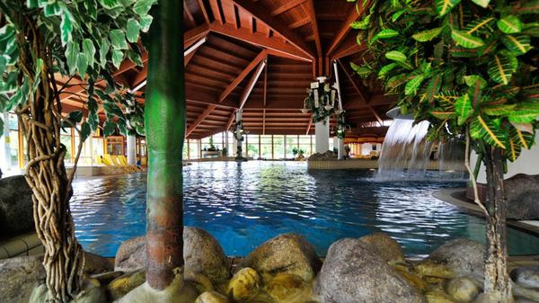 Novamare in Neuendettelsau
Im Erlebnisbad Novamare kommen die Besucher auf ihre Kosten. Im 25m-Becken können Schwimmer ihre Bahnen ziehen. Wer es entspannter mag, kann sich in der Sprudel- oder Massagebucht aufhalten. Dort gibt es auch einen großen Wasserfall. Für Abenteurer stehen ein Wildbach sowie eine lange Wasserrutsche zur Verfügung. Für das Wohl der kleinen Besucher ist natürlich auch gesorgt. • Öffnungszeiten und Details gibt es unter dem angefügten Link beim Klick auf das Bild.