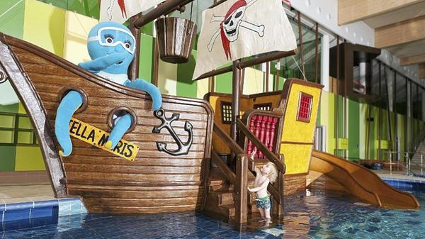 Bambados in Bamberg
Das Bambados ist das erste Passivhaus-Hallenbad Europas. Aber nicht nur das ist herausragend: Das Kinderbecken bietet nämlich ein Piratenschiff und die Saunalandschaft wurde vom Deutschen Sauna-Bund mit Fünf-Sterne-SaunaPremium ausgezeichnet. Grund dafür: Ein abwechslungsreiches Programm, die direkte Verbindung zum Wellnessbereich, separate Gastronomie und insgesamt sechs Saunen, ein Dampfbad sowie zwei Doppel-Infrarotkabinen. • Öffnungszeiten und Details gibt es unter dem angefügten Link beim Klick auf das Bild.