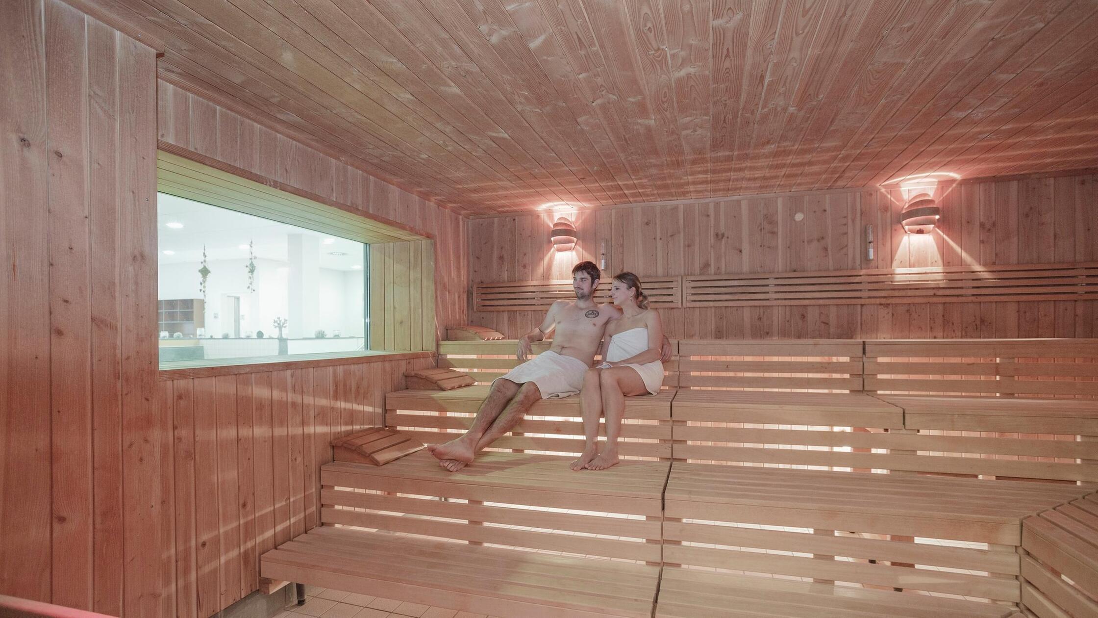 Südstadtbad in Nürnberg
Spaß - Sport - Sauna ist das Motto für das modernste Hallenbad mit der größten Saunalandschaft in Nürnberg. Es gibt ein 25-Meter-Schwimmerbecken, eine Sprunganlage und einen Sprungtum mit Höhen von 3,5 und 7,5 Metern. Die Saunalandschaft verfügt über eine Finnische Sauna, Feuersauna, Sanarium, Dampfbad, einen Saunagarten und eine Panorama-Außensauna.  Angebote zum großen und kleinen Hunger machen den Aufenthalt im Südstadtbad zum ganztägigen Erlebnis. Das Bad in der Allersberger Straße in Nürnberg erreicht man am bequemsten mit öffentlichen Verkehrsmitteln. Man muss dabei entweder mit der U-Bahnlinie U1 bis Maffeiplatz oder mit den Straßenbahnlinien 8 oder 9 bis zur Wodanstraße fahren. Öffnungszeiten und Details gibt es unter dem angefügten Link beim Klick auf das Bild.