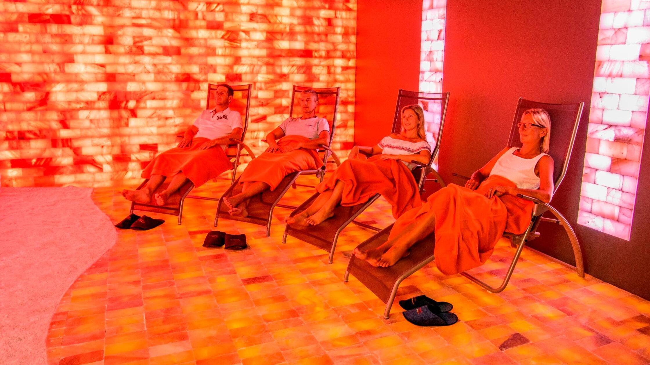 Altmühltherme in Treuchtlingen
Auf Gäste wartet eine neue Therme mit 18.000 Jahre altem Heilwasser. Die Saunalandschaft umfasst unter anderem eine Panoramasauna mit bis zu 90 Grad, ein Dampfbad mit 50 Grad, einen Eisbrunnen und eine Fußbeckenanlage. Die Thermalinnenbecken überzeugen mit Sprudelliegen, Strömungskanal und Wasserbar. Der Saunagarten wartet mit einem zur Sauna umgebauten Schienenbus auf. Der Thermen-Garten schließt eine Kneippanlage sowie ein Thermalaußenbecken mit einer Wassertemperatur von 32 Grad ein. • Öffnungszeiten und Details gibt es unter dem angefügten Link beim Klick auf das Bild.