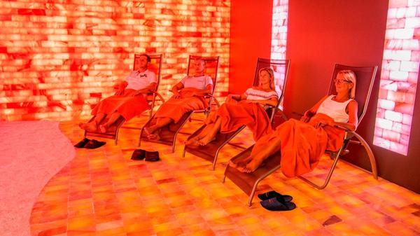 Altmühltherme in Treuchtlingen
Auf Gäste wartet eine neue Therme mit 18.000 Jahre altem Heilwasser. Die Saunalandschaft umfasst unter anderem eine Panoramasauna mit bis zu 90 Grad, ein Dampfbad mit 50 Grad, einen Eisbrunnen und eine Fußbeckenanlage. Die Thermalinnenbecken überzeugen mit Sprudelliegen, Strömungskanal und Wasserbar. Der Saunagarten wartet mit einem zur Sauna umgebauten Schienenbus auf. Der Thermen-Garten schließt eine Kneippanlage sowie ein Thermalaußenbecken mit einer Wassertemperatur von 32 Grad ein. • Öffnungszeiten und Details gibt es unter dem angefügten Link beim Klick auf das Bild.