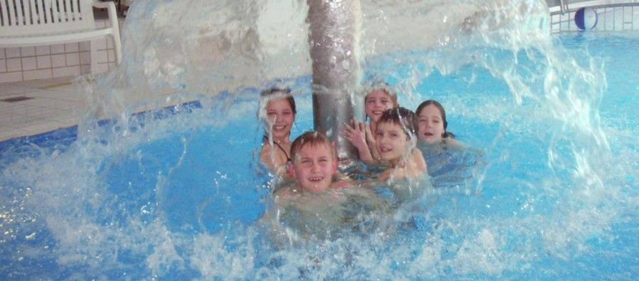 Juramar in Pottenstein
Die Pottensteiner Schwimmbäder bieten Badevergnügen ohne Chemie. Im Hallenbad Juramar wird das Badwasser per Natursole gereinigt, im Felsenbad erfolgt die Reinigung durch Pflanzen. Das Juramar ist mit seiner Außenrutsche, seinem Kinderbecken sowie der neu gestalteten Saunalandschaft besonders auf Familien ausgerichtet. Das Felsenbad lädt nicht nur zum Baden, sondern auch zum Schlemmen in einem der schönsten Biergärten der Fränkischen Schweiz ein. • Öffnungszeiten und Details gibt es unter dem angefügten Link beim Klick auf das Bild.