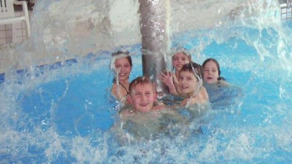 Juramar in Pottenstein
Die Pottensteiner Schwimmbäder bieten Badevergnügen ohne Chemie. Im Hallenbad Juramar wird das Badwasser per Natursole gereinigt, im Felsenbad erfolgt die Reinigung durch Pflanzen. Das Juramar ist mit seiner Außenrutsche, seinem Kinderbecken sowie der neu gestalteten Saunalandschaft besonders auf Familien ausgerichtet. Das Felsenbad lädt nicht nur zum Baden, sondern auch zum Schlemmen in einem der schönsten Biergärten der Fränkischen Schweiz ein. • Öffnungszeiten und Details gibt es unter dem angefügten Link beim Klick auf das Bild.
