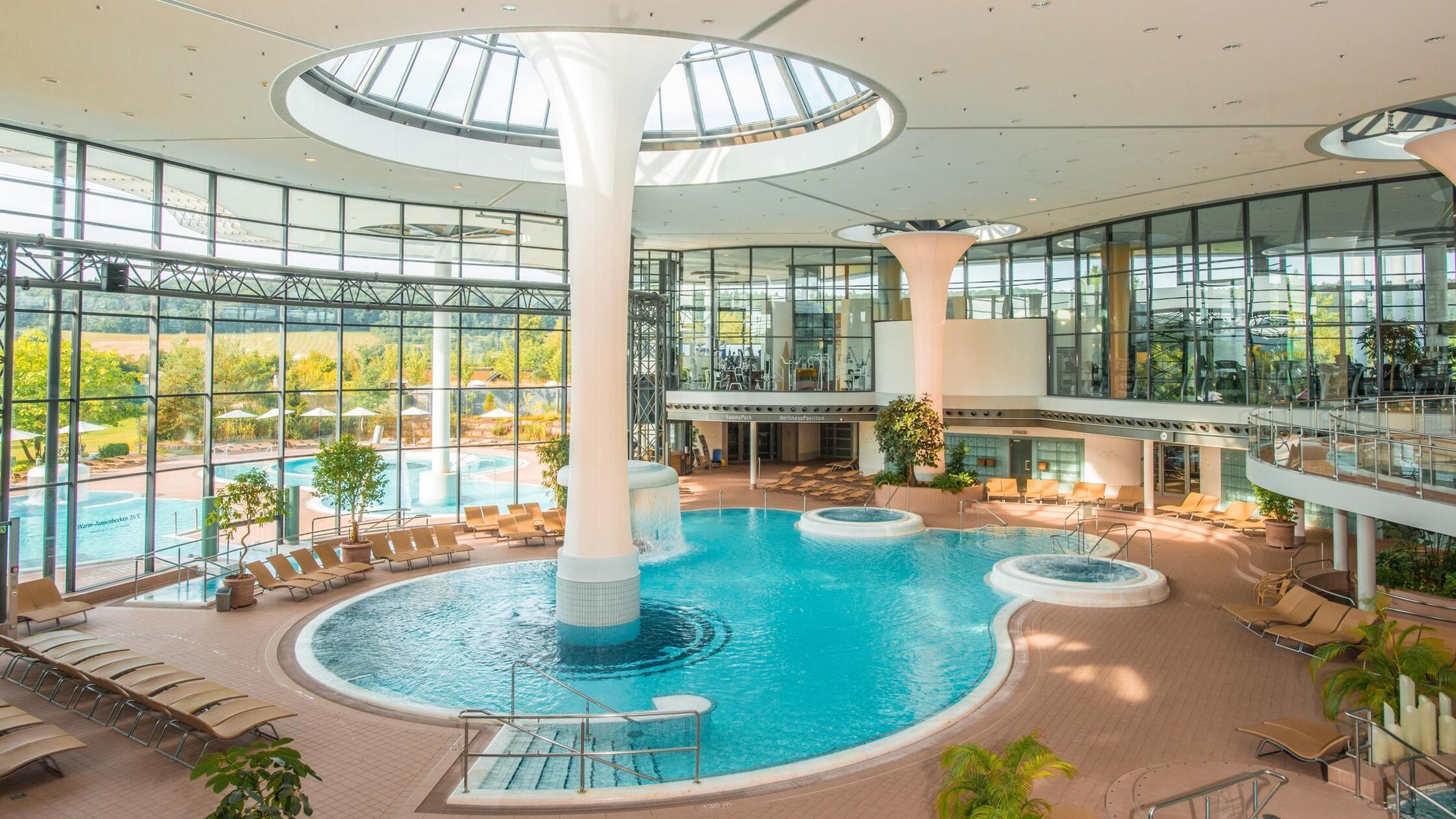 KissSalis Therme in Bad Kissingen
Die KissSalis Therme kann mit ihrem vielfältigen Angebot bei Wellnessliebhabern punkten. Auf 7000 Quadratmetern ist für jeden etwas dabei: Die abwechslungsreiche Thermenlandschaft und der Saunapark mit neun verschiedenen Saunen laden zum Ausruhen ein, in der Fitnessarena können sich Besucher auspowern und im Wellnesspavillon steht das Wohlbefinden und die Entspannung im Fokus. Das Verwöhnerlebnis wird mit kulinarischen Leckereien des Thermenrestaurants abgerundet. • Öffnungszeiten und Details gibt es unter dem angefügten Link beim Klick auf das Bild.