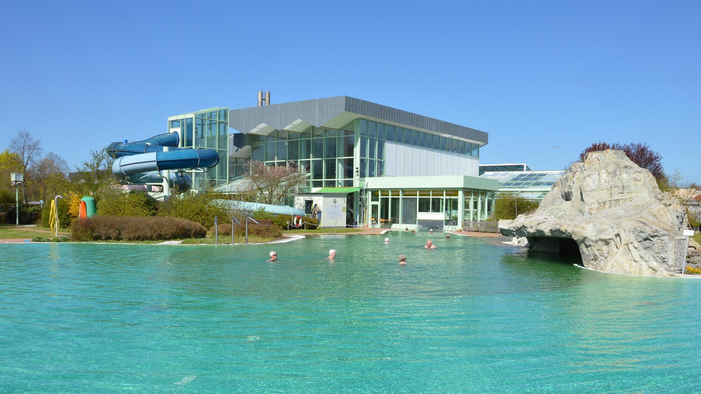 Franken Therme in Bad Königshofen
Die Therme Bad Königshofen beheimatet den ersten Natur-Heilwassersee Deutschlands und bietet eine Lichtstubensauna, Brauhaussauna und Mühlensauna. Das "Finnisch-Fränkische Saunadorf" umfasst außerdem zwei finnische Saunen, ein Steinbad, eine Trockensauna, ein Thermium sowie eine Bio-Sauna. Für Abkühlung sorgen ein Eisbrunnen sowie ein Entspannungsbecken. • Öffnungszeiten und Details gibt es unter dem angefügten Link beim Klick auf das Bild.