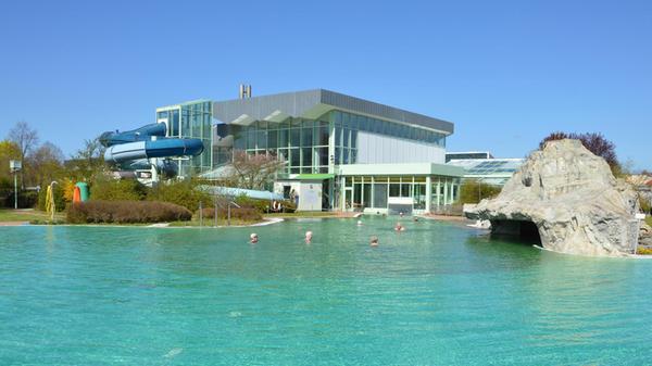 Franken Therme in Bad Königshofen
Die Therme Bad Königshofen beheimatet den ersten Natur-Heilwassersee Deutschlands und bietet eine Lichtstubensauna, Brauhaussauna und Mühlensauna. Das "Finnisch-Fränkische Saunadorf" umfasst außerdem zwei finnische Saunen, ein Steinbad, eine Trockensauna, ein Thermium sowie eine Bio-Sauna. Für Abkühlung sorgen ein Eisbrunnen sowie ein Entspannungsbecken. • Öffnungszeiten und Details gibt es unter dem angefügten Link beim Klick auf das Bild.