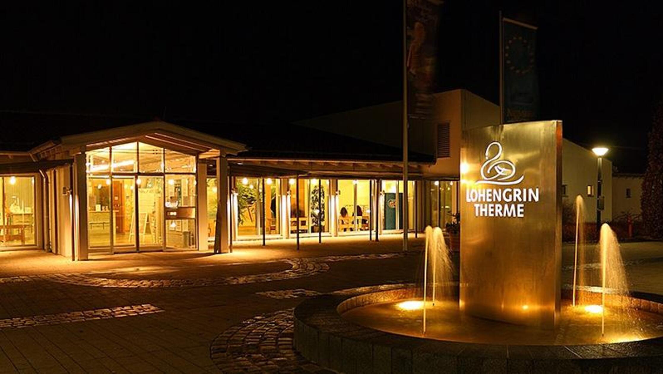 Lohengrin Therme in Bayreuth
13 Becken mit einer Wasserfläche von insgesamt zirka 1000 Quadratmetern findet man in der Lohengrin Therme in Bayreuth. Auch einen üppigen Saunabereich gibt es. Die Physiotherapie-Abteilung, das In-Balance-Team sowie das Lohengrin Bistro tragen zur Abrundung des Wohlbefindens bei. • Öffnungszeiten und Details gibt es unter dem angefügten Link beim Klick auf das Bild.