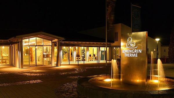 Lohengrin Therme in Bayreuth
13 Becken mit einer Wasserfläche von insgesamt zirka 1000 Quadratmetern findet man in der Lohengrin Therme in Bayreuth. Auch einen üppigen Saunabereich gibt es. Die Physiotherapie-Abteilung, das In-Balance-Team sowie das Lohengrin Bistro tragen zur Abrundung des Wohlbefindens bei. • Öffnungszeiten und Details gibt es unter dem angefügten Link beim Klick auf das Bild.