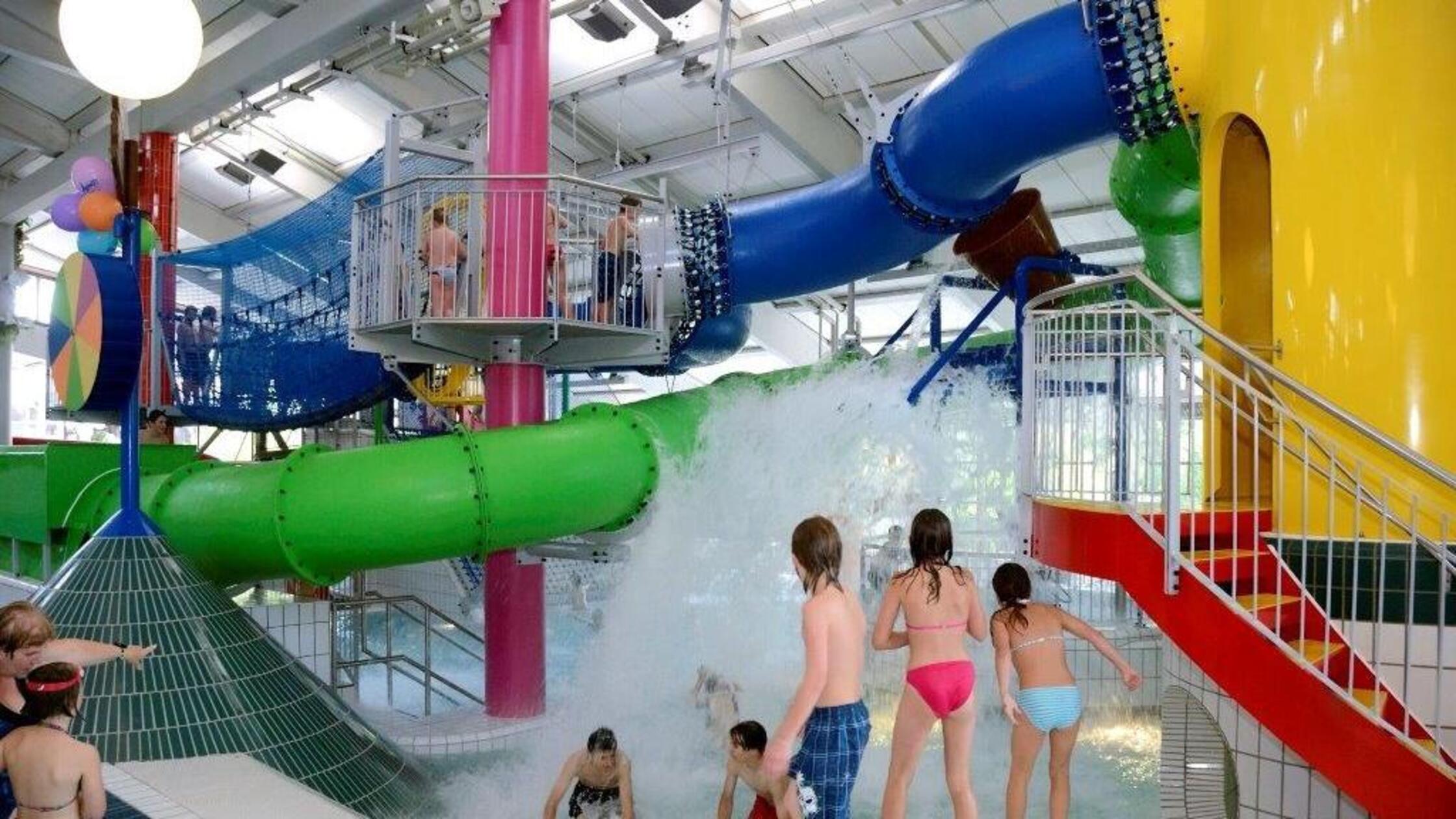 Freizeitbad Atlantis in Herzogenaurach
Das Freizeitbad Atlantis in Herzogenaurach bietet eine Sportschwimmhalle mit 25-Meter-Becken. Das Wellenbecken lädt zu einem schwungvollen Erlebnis-Baden ein. Ein besonderes Highlight in Herzogenaurach ist der Crazy River, auf dem man mit großen Reifen 126 Meter in die Tiefe sausen kann. • Öffnungszeiten und Details gibt es unter dem angefügten Link beim Klick auf das Bild.