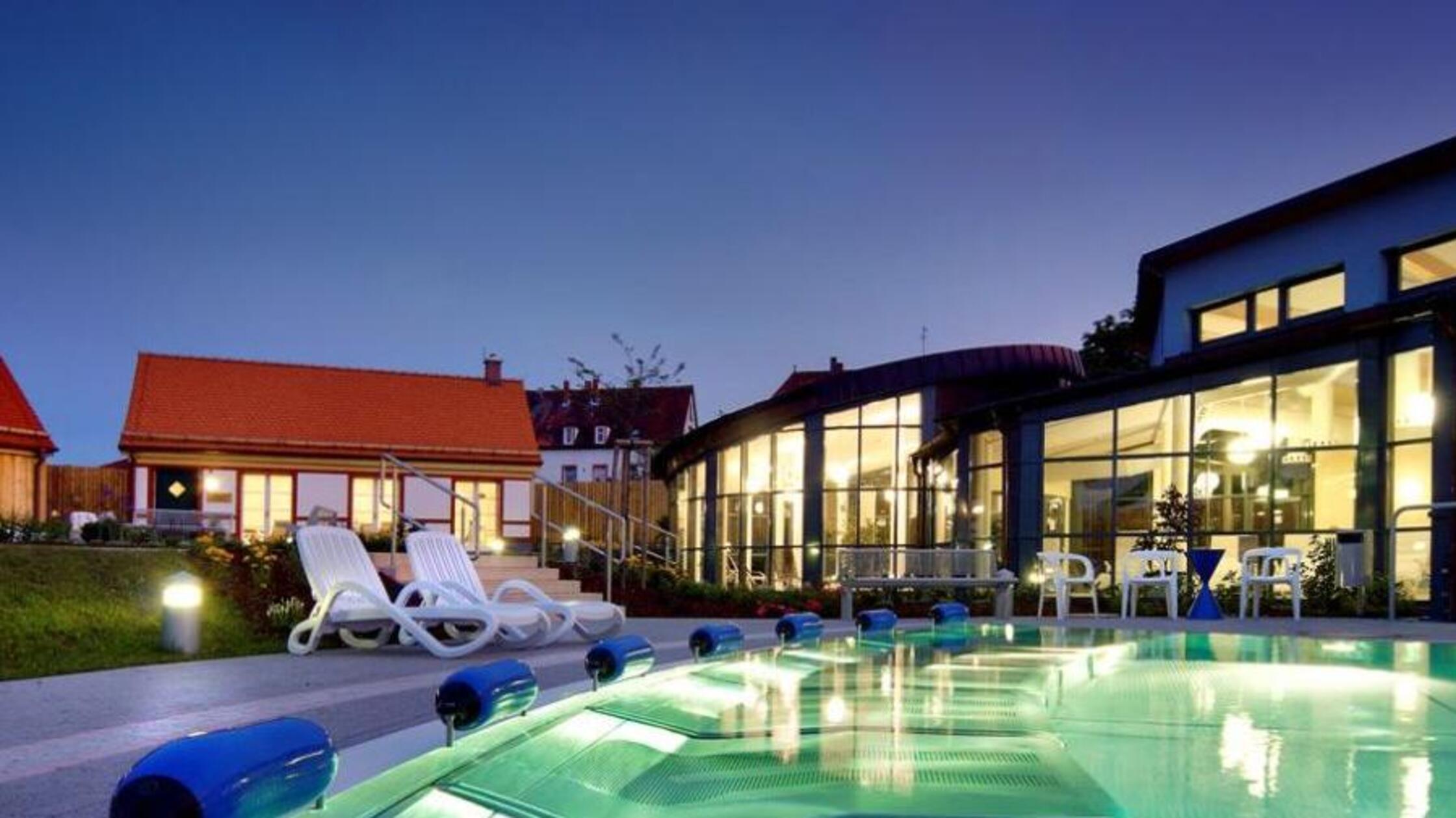 Juramare in Gunzenhausen
Im Freizeitbad Juramare mit Saunadorf finden die Erholungssuchenden eine Oase zum Ausspannen. Viele Attraktionen erwarten die Badegäste bei Ihrem Badebesuch. Als besondere Attraktion wird den Badegästen eine 100-Meter-Black-Hole-Riesenrutsche geboten. Doch auch Welness wird im Juramare Gunzenhausen groß geschrieben: Auf einer Fläche von 2200 Quadratmetern präsentiert sich das abwechslungsreiche Saunadorf mit einem großzügigen Saunagarten. • Öffnungszeiten und Details gibt es unter dem angefügten Link beim Klick auf das Bild.