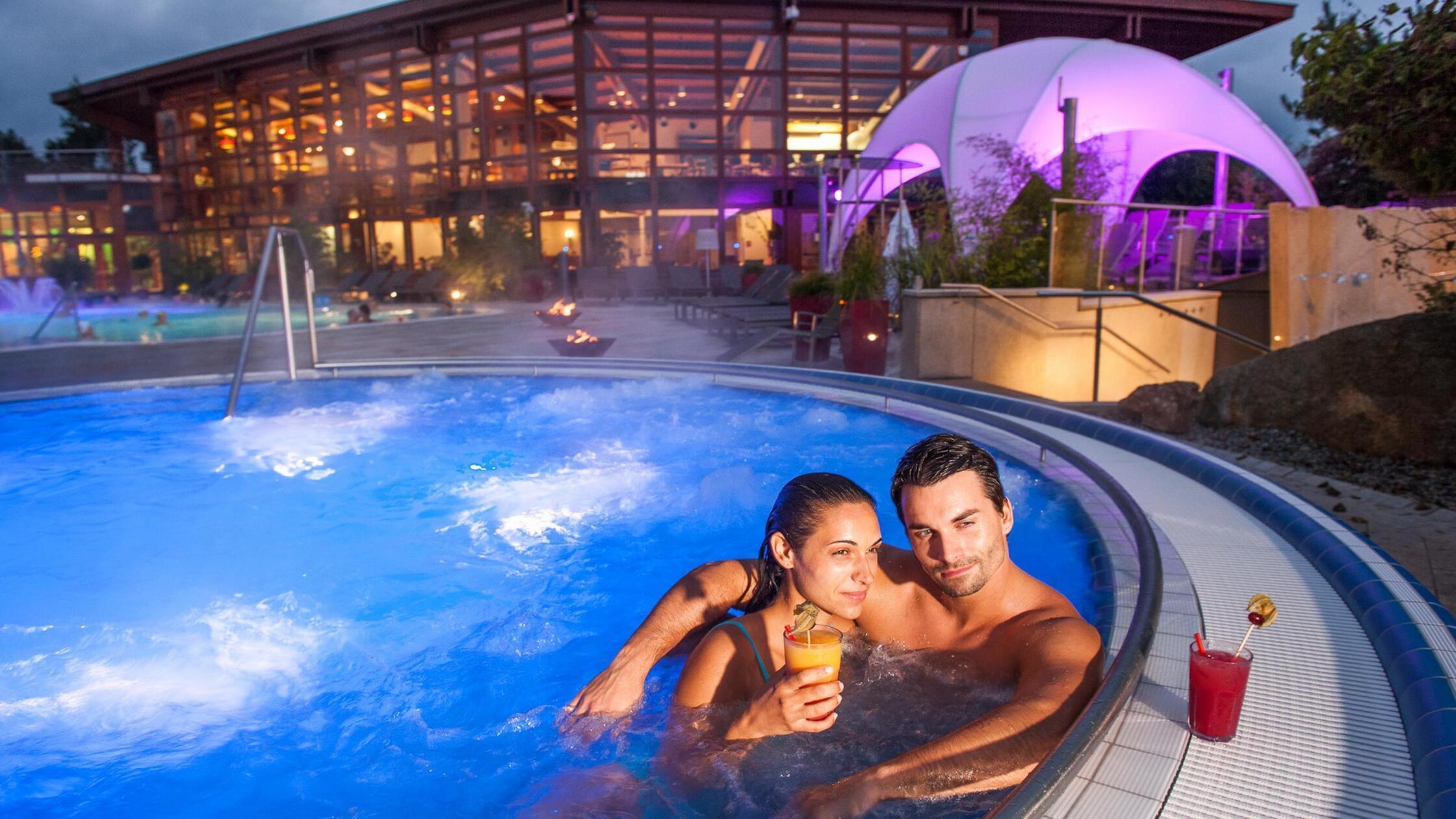 Obermain Therme in Bad Staffelstein
Regenerieren, vitalisieren, entspannen, pflegen, heilen: Bayerns wärmste und stärkste Thermalsole ist ein Naturphänomen, das Körper, Geist und Seele gut tut. Sind Sie bereit, einzutauchen? Die Obermain Therme in Bad Staffelstein vereint ThermenMeer, Premium-SaunaLand, Wellness und Therapie unter einem Dach - und damit unzählige Möglichkeiten, die enorme Wirkkraft von Salz und Sole für das eigene Wohlbefinden zu nutzen. • Öffnungszeiten und Details gibt es unter dem angefügten Link beim Klick auf das Bild.