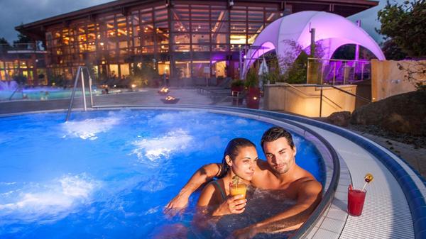 Obermain Therme in Bad Staffelstein
Regenerieren, vitalisieren, entspannen, pflegen, heilen: Bayerns wärmste und stärkste Thermalsole ist ein Naturphänomen, das Körper, Geist und Seele gut tut. Sind Sie bereit, einzutauchen? Die Obermain Therme in Bad Staffelstein vereint ThermenMeer, Premium-SaunaLand, Wellness und Therapie unter einem Dach - und damit unzählige Möglichkeiten, die enorme Wirkkraft von Salz und Sole für das eigene Wohlbefinden zu nutzen. • Öffnungszeiten und Details gibt es unter dem angefügten Link beim Klick auf das Bild.