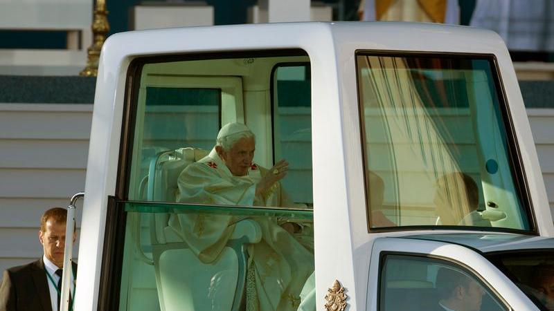 Das berühmte Papamobil bringt den Papst zur Messe.