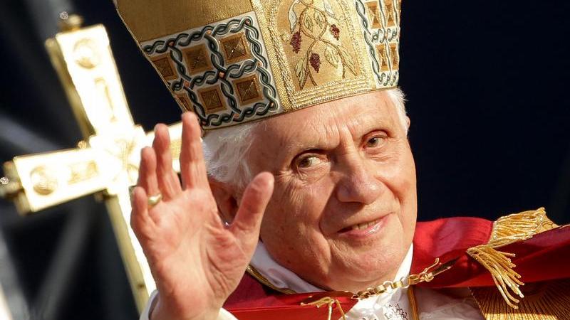 Papst Benedikt XVI. grüßt während der Messe im thüringischen Eichsfeld.