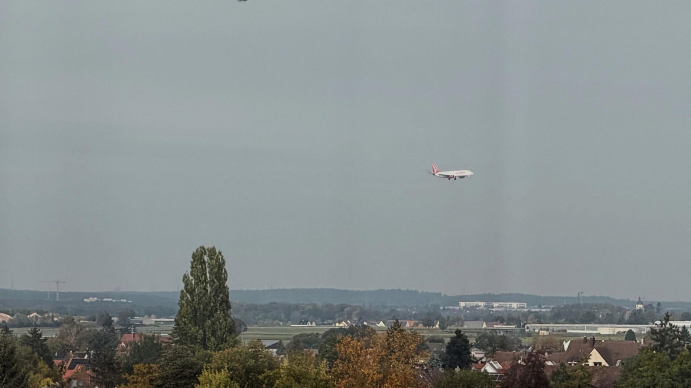 Ein Eurofighter (l, oben) begleitet ein von der gr