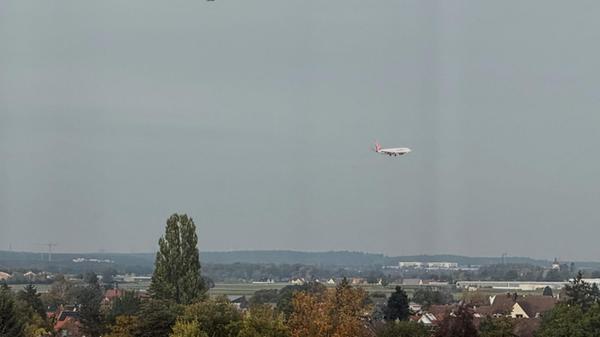 Ein Eurofighter (l, oben) begleitet ein von der gr