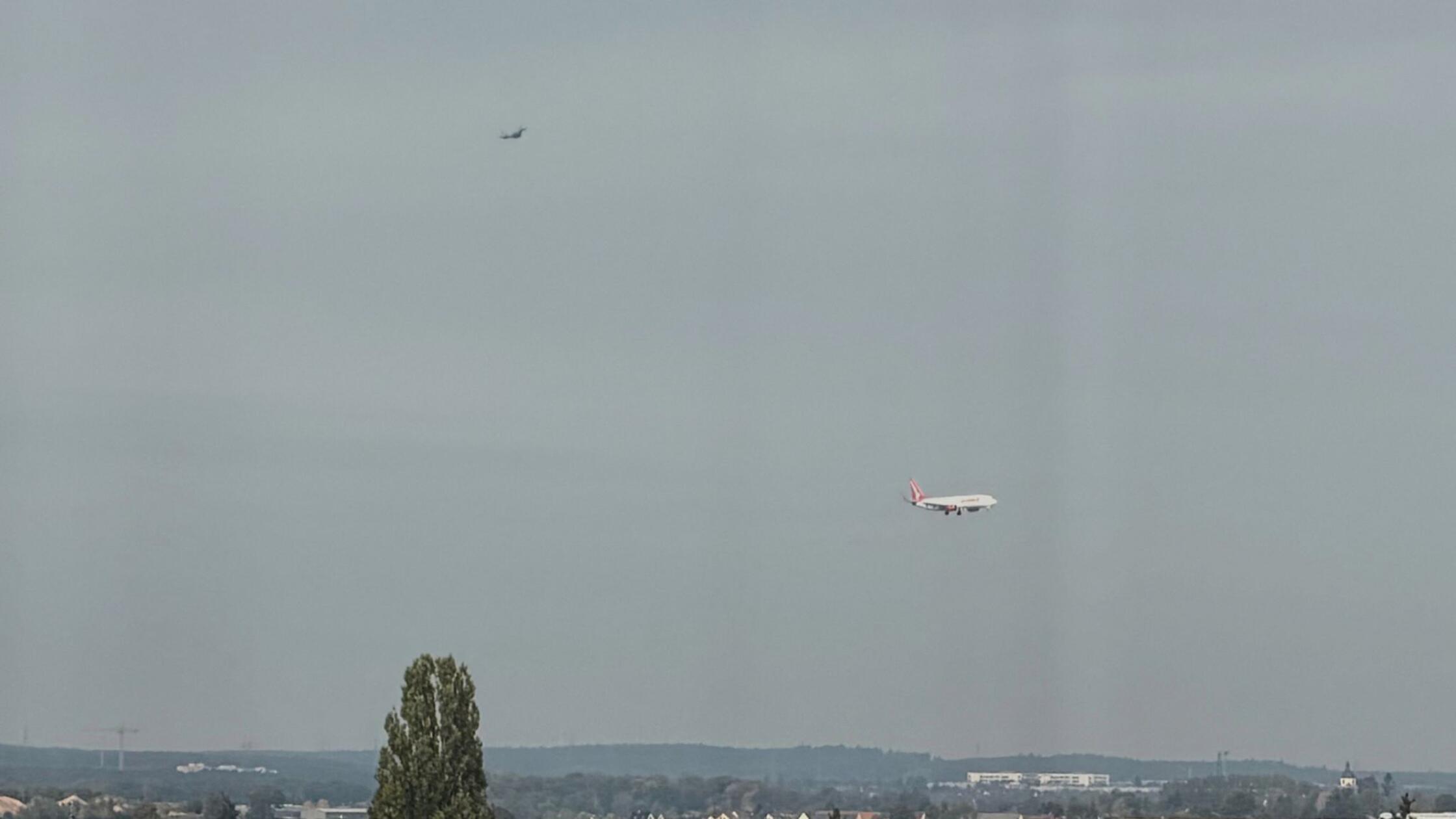 Ein Eurofighter (l, oben) begleitet ein von der gr