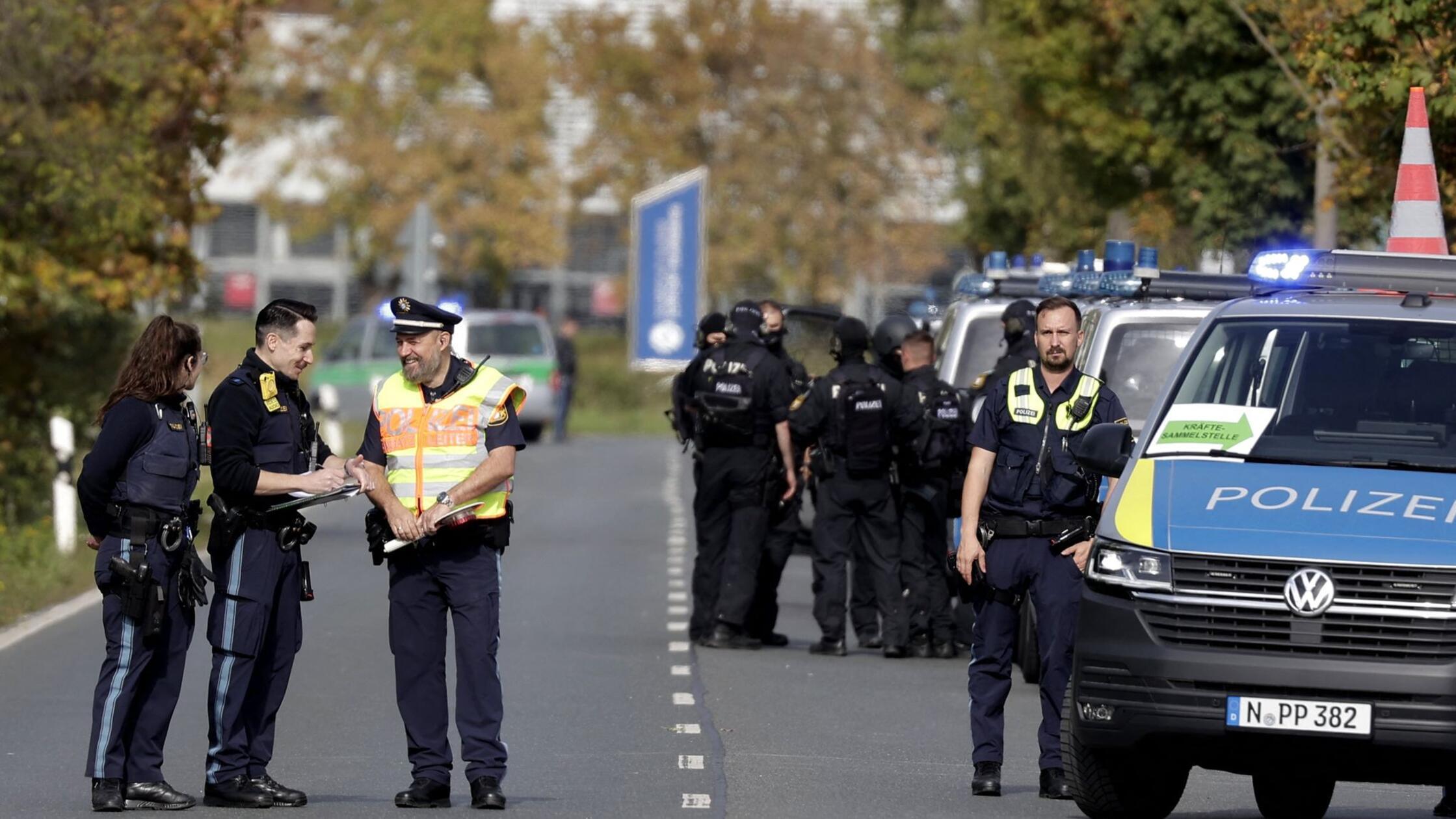 Einsatzkräfte der Polziei versperren die Zufahrt z