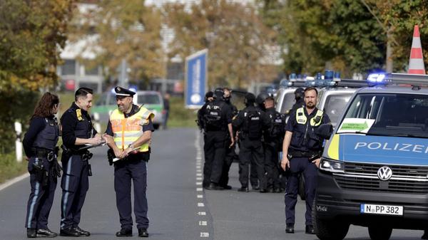 Einsatzkräfte der Polziei versperren die Zufahrt z