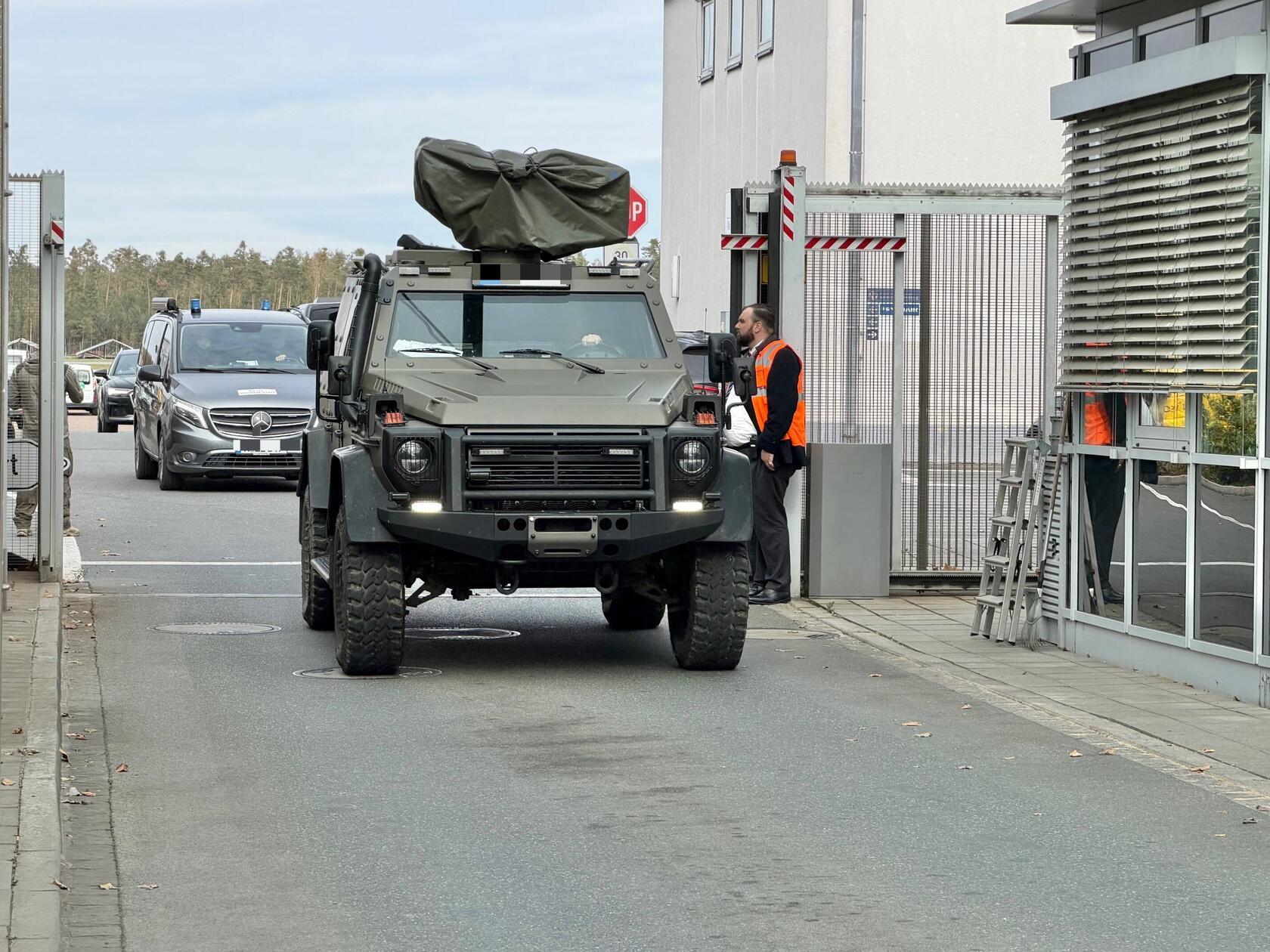 Dieser Code wird im Luftverkehr bei einer möglichen Entführung oder widerrechtlichen Übernahme eines Flugzeugs verwendet. Nach ersten Erkenntnissen sollte die Maschine planmäßig gegen 12.20 Uhr in Nürnberg landen. Etwa auf halber Strecke setzte der Pilot jedoch den Alarmcode ab. Anschließend konnte die Maschine zunächst nicht von den zuständigen Behörden erreicht werden. Daraufhin wurde das standardmäßige Notfallprozedere eingeleitet.