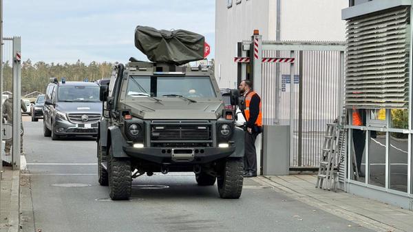 Dieser Code wird im Luftverkehr bei einer möglichen Entführung oder widerrechtlichen Übernahme eines Flugzeugs verwendet. Nach ersten Erkenntnissen sollte die Maschine planmäßig gegen 12.20 Uhr in Nürnberg landen. Etwa auf halber Strecke setzte der Pilot jedoch den Alarmcode ab. Anschließend konnte die Maschine zunächst nicht von den zuständigen Behörden erreicht werden. Daraufhin wurde das standardmäßige Notfallprozedere eingeleitet.