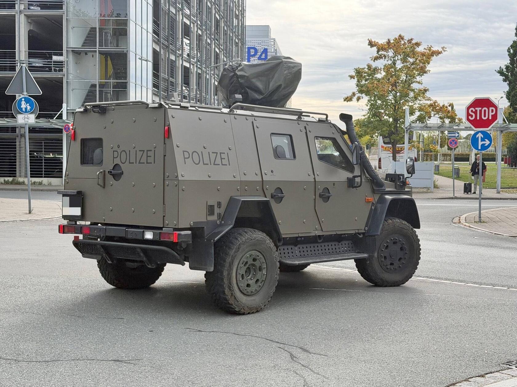 Parallel zur Lage in der Luft löste die Polizei am Nürnberger Flughafen Großalarm aus. Da zunächst von einer möglichen Entführung ausgegangen werden musste, rückten unter anderem Spezialkräfte des SEK und des Unterstützungskommandos (USK), mehrere Einsatzhundertschaften sowie ein Großaufgebot von Polizei, Berufsfeuerwehr und Rettungsdienst an.