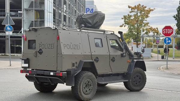 Parallel zur Lage in der Luft löste die Polizei am Nürnberger Flughafen Großalarm aus. Da zunächst von einer möglichen Entführung ausgegangen werden musste, rückten unter anderem Spezialkräfte des SEK und des Unterstützungskommandos (USK), mehrere Einsatzhundertschaften sowie ein Großaufgebot von Polizei, Berufsfeuerwehr und Rettungsdienst an.