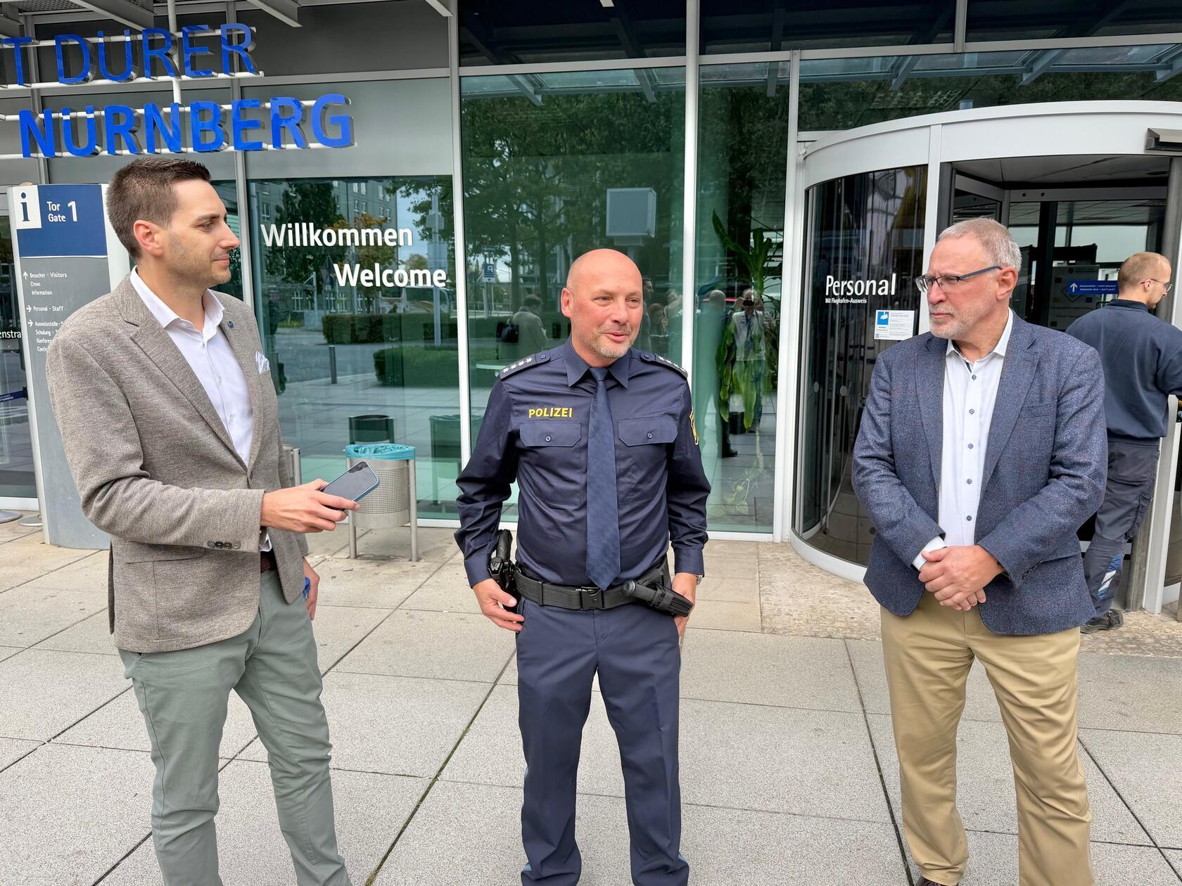 Parallel zur Lage in der Luft löste die Polizei am Nürnberger Flughafen Großalarm aus. Da zunächst von einer möglichen Entführung ausgegangen werden musste, rückten unter anderem Spezialkräfte des SEK und des Unterstützungskommandos (USK), mehrere Einsatzhundertschaften sowie ein Großaufgebot von Polizei, Berufsfeuerwehr und Rettungsdienst an.