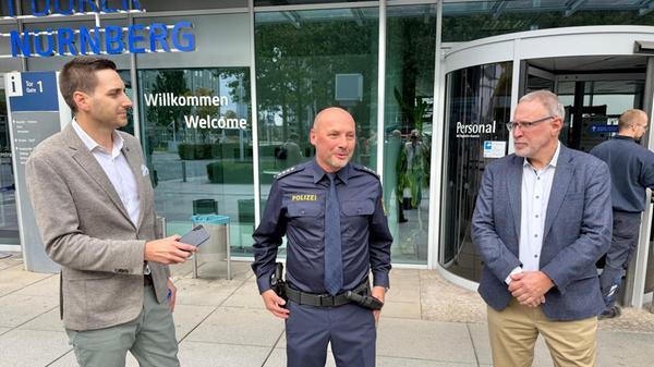 Parallel zur Lage in der Luft löste die Polizei am Nürnberger Flughafen Großalarm aus. Da zunächst von einer möglichen Entführung ausgegangen werden musste, rückten unter anderem Spezialkräfte des SEK und des Unterstützungskommandos (USK), mehrere Einsatzhundertschaften sowie ein Großaufgebot von Polizei, Berufsfeuerwehr und Rettungsdienst an.