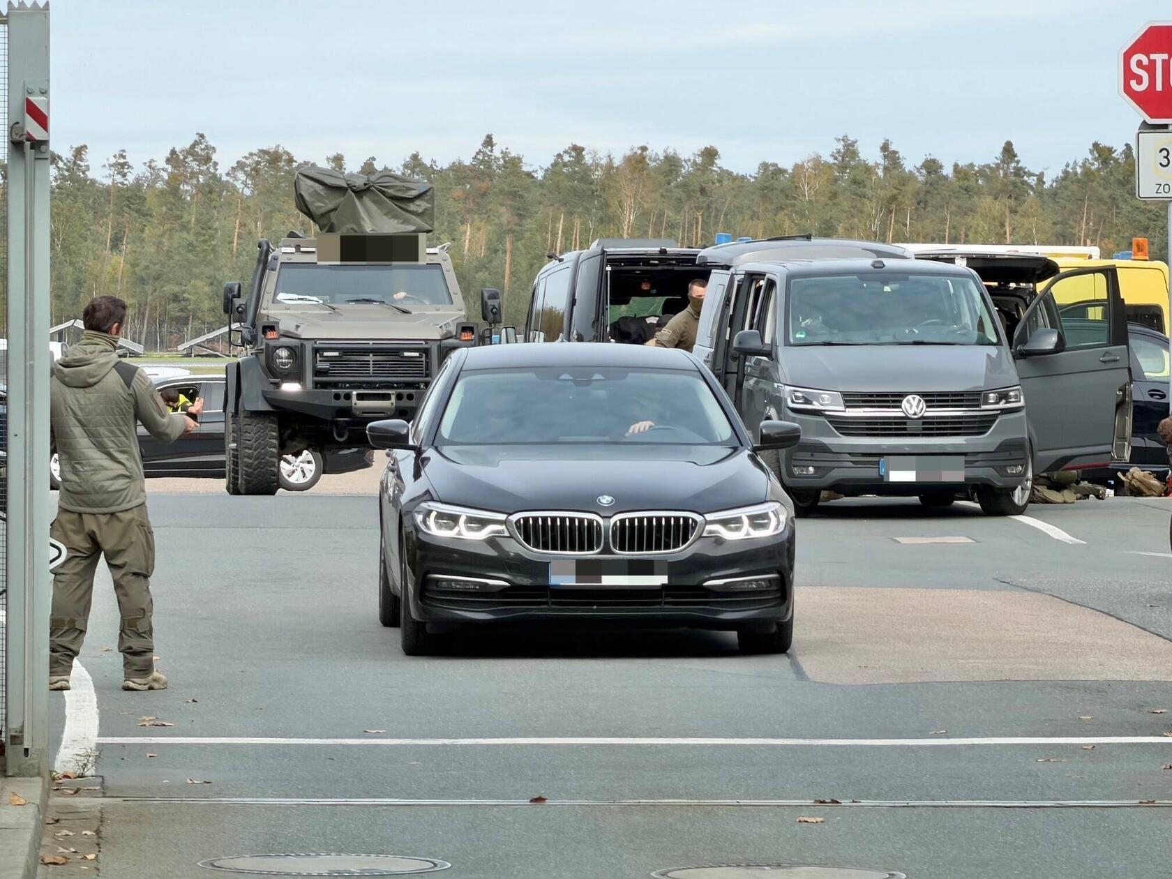 Nach der Landung blieb die Maschine zunächst auf dem Vorfeld. Die Passagiere wurden anschließend in separate Bereiche des Flughafens gebracht, dort befragt und von Einsatzkräften, dem Rettungsdienst und Notfallseelsorgern betreut. Nach Angaben der Polizei bestand zu keinem Zeitpunkt eine Gefahr für die Menschen an Bord. Den Passagieren und der Crew gehe es gut, heißt es.
