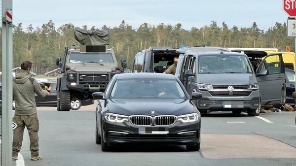 Nach der Landung blieb die Maschine zunächst auf dem Vorfeld. Die Passagiere wurden anschließend in separate Bereiche des Flughafens gebracht, dort befragt und von Einsatzkräften, dem Rettungsdienst und Notfallseelsorgern betreut. Nach Angaben der Polizei bestand zu keinem Zeitpunkt eine Gefahr für die Menschen an Bord. Den Passagieren und der Crew gehe es gut, heißt es.