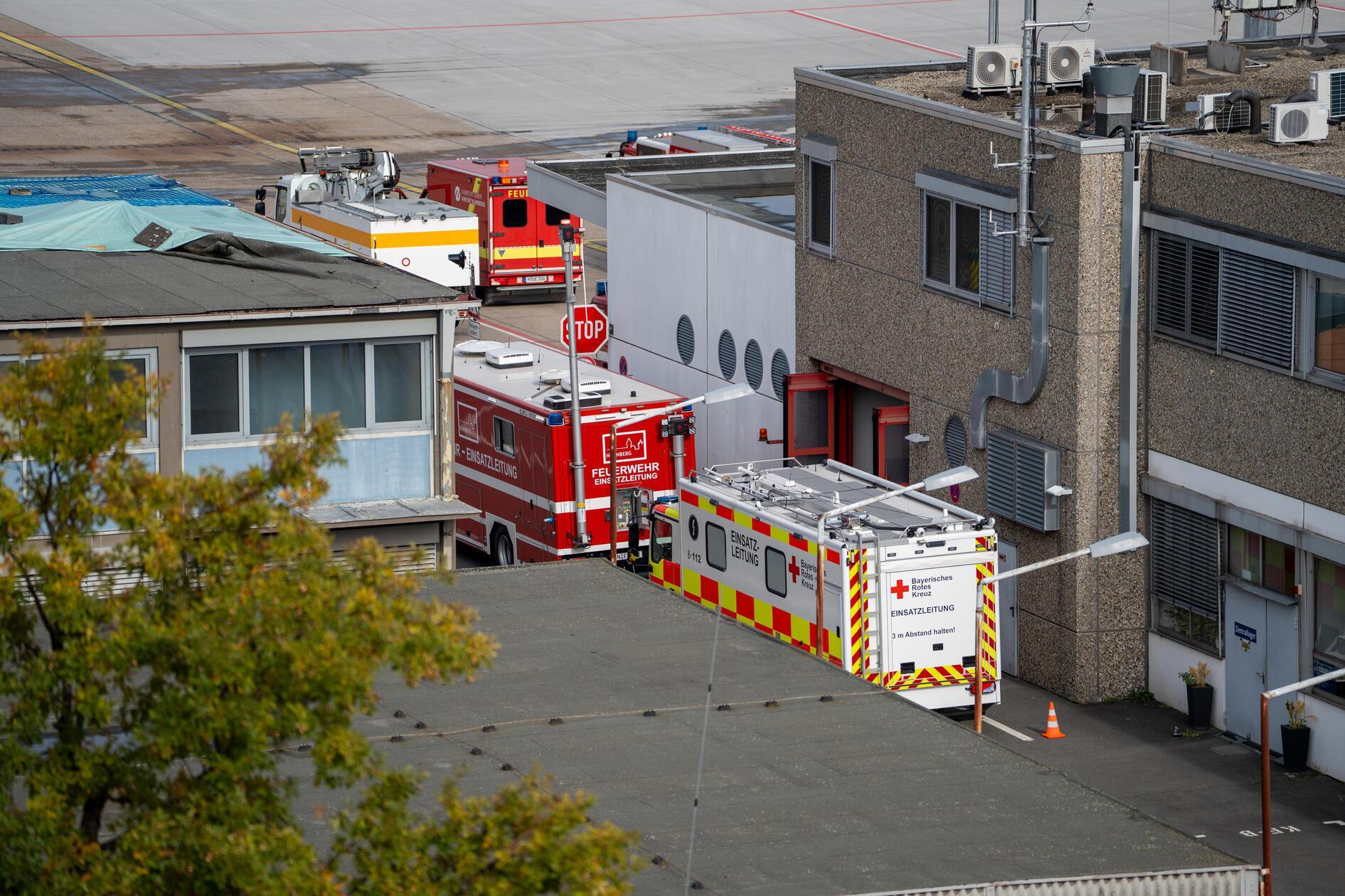 Der Flugbetrieb am Nürnberger Flughafen konnte kurz nach 13.30 Uhr wieder aufgenommen werden. Während des Einsatzes wurden nach ersten Erkenntnissen mehrere Maschinen umgeleitet. Das genaue Ausmaß der Beeinträchtigungen war zunächst noch unklar.