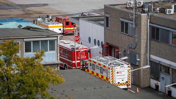 Der Flugbetrieb am Nürnberger Flughafen konnte kurz nach 13.30 Uhr wieder aufgenommen werden. Während des Einsatzes wurden nach ersten Erkenntnissen mehrere Maschinen umgeleitet. Das genaue Ausmaß der Beeinträchtigungen war zunächst noch unklar.