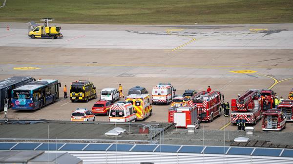 Unabhängig von dem Entführungsalarm war der Flugverkehr am Nürnberger Flughafen bereits in der Nacht beeinträchtigt worden. Drei Piloten hatten beim Start oder bei der Landung unabhängig voneinander ein Objekt gemeldet, bei dem es sich möglicherweise um eine Drohne gehandelt haben könnte.