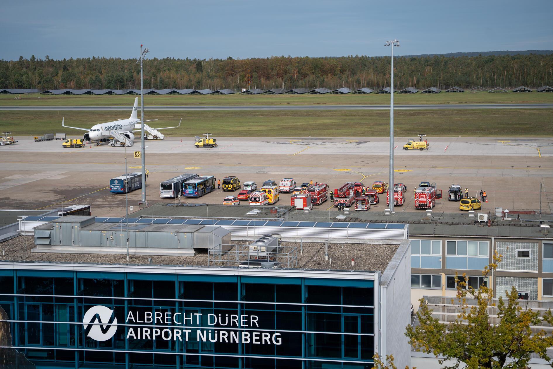 Die Grenzpolizeiinspektion Nürnberg-Flughafen leitete daraufhin gemeinsam mit dem Flughafen und der Deutschen Flugsicherung Such- und Detektionsmaßnahmen ein. Auch ein Polizeihubschrauber kam zum Einsatz. Eine Drohne konnte jedoch nicht gefunden werden. Nach Angaben des Flughafens waren dadurch sechs Flüge verspätet. Zwei ankommende Maschinen mussten zunächst nach Köln und Prag ausweichen. Ob ein Zusammenhang zwischen den beiden Vorfällen besteht, ist derzeit nicht bekannt.