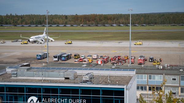 Die Grenzpolizeiinspektion Nürnberg-Flughafen leitete daraufhin gemeinsam mit dem Flughafen und der Deutschen Flugsicherung Such- und Detektionsmaßnahmen ein. Auch ein Polizeihubschrauber kam zum Einsatz. Eine Drohne konnte jedoch nicht gefunden werden. Nach Angaben des Flughafens waren dadurch sechs Flüge verspätet. Zwei ankommende Maschinen mussten zunächst nach Köln und Prag ausweichen. Ob ein Zusammenhang zwischen den beiden Vorfällen besteht, ist derzeit nicht bekannt.