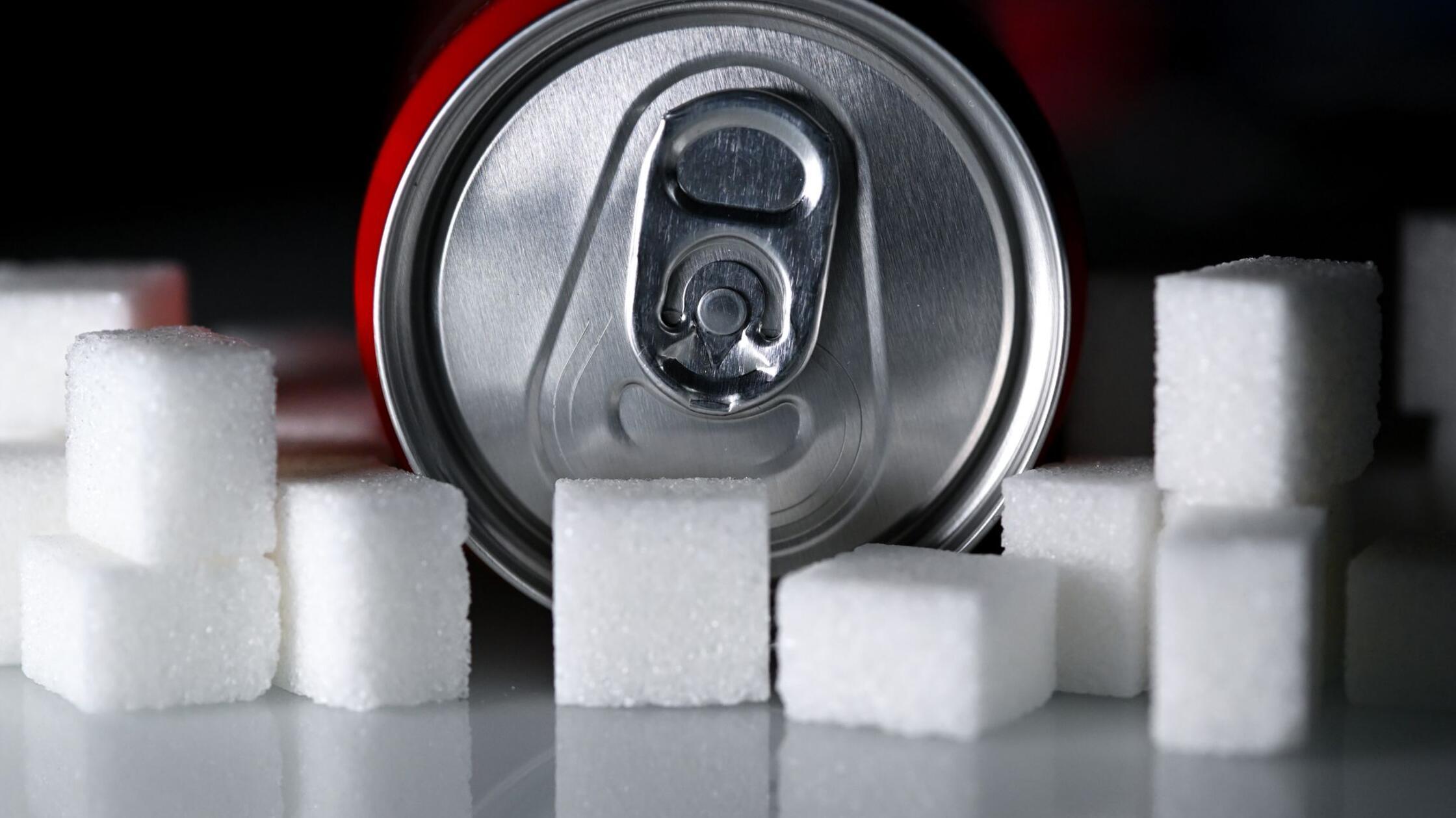 Eine Getränkedose mit einem Softdrink und zahlreic