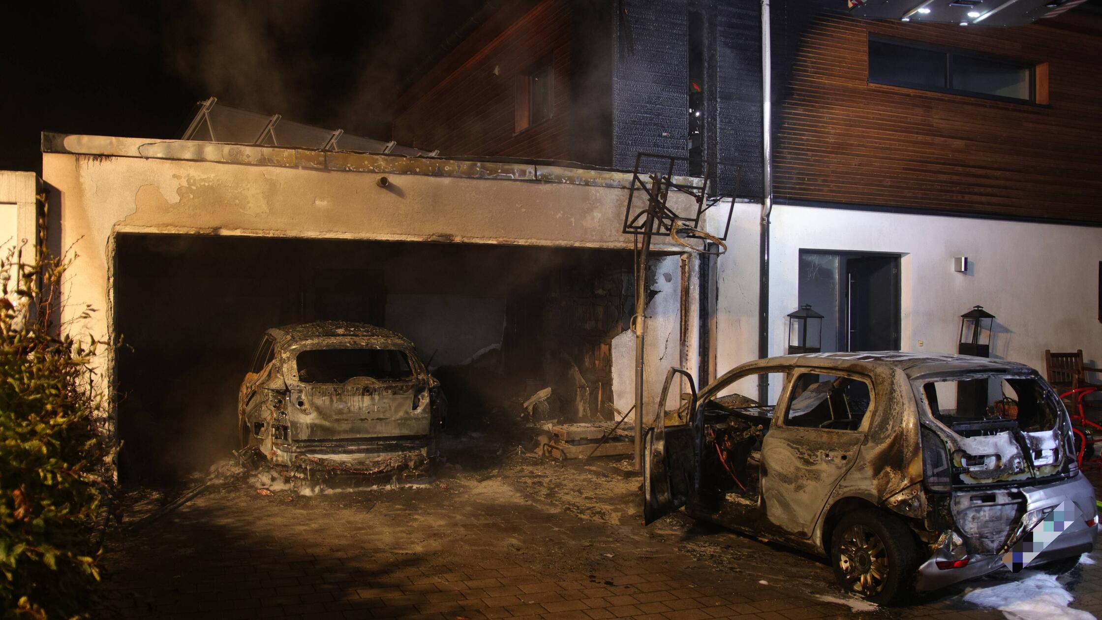 Major operation in Sachsen near Ansbach: Fire spreads from carport to ...