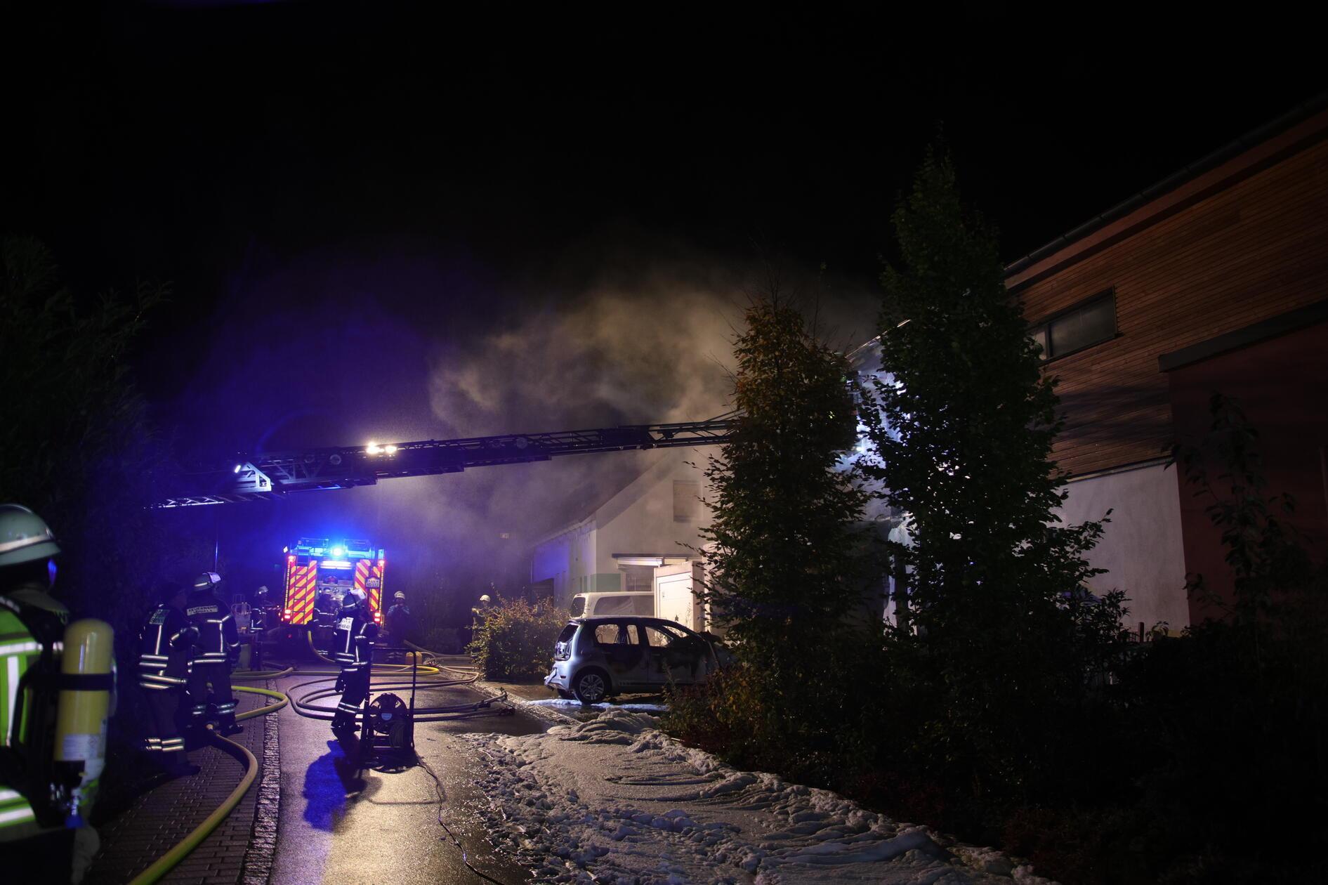 Gegen 1.20 Uhr bemerkten die Bewohner in Sachsen bei Ansbach den Brand im Carport. Sie alarmierten über den Notruf die Integrierte Leitstelle. Als eine Streife der Polizeiinspektion Ansbach eintraf, standen der Carport und zwei abgestellte Pkw bereits in Vollbrand.
