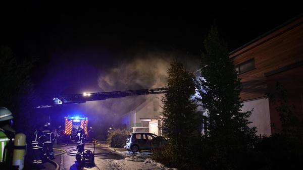 Gegen 1.20 Uhr bemerkten die Bewohner in Sachsen bei Ansbach den Brand im Carport. Sie alarmierten über den Notruf die Integrierte Leitstelle. Als eine Streife der Polizeiinspektion Ansbach eintraf, standen der Carport und zwei abgestellte Pkw bereits in Vollbrand.