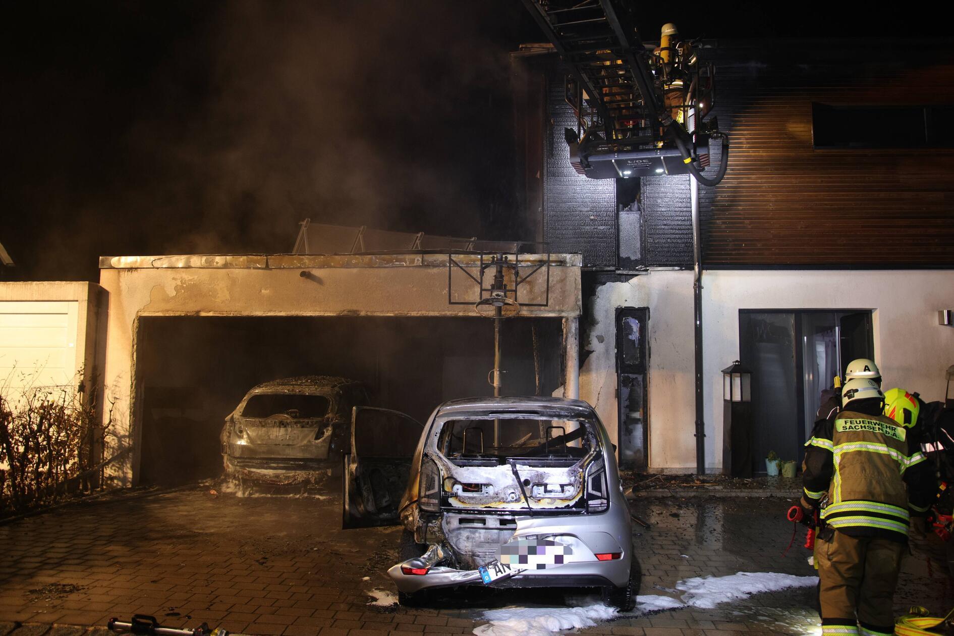 Die alarmierten Freiwilligen Feuerwehren brachten das Feuer schnell unter Kontrolle. Mehrere Kräfte des Rettungsdienstes unterstützten den Einsatz.