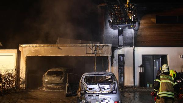 Die alarmierten Freiwilligen Feuerwehren brachten das Feuer schnell unter Kontrolle. Mehrere Kräfte des Rettungsdienstes unterstützten den Einsatz.
