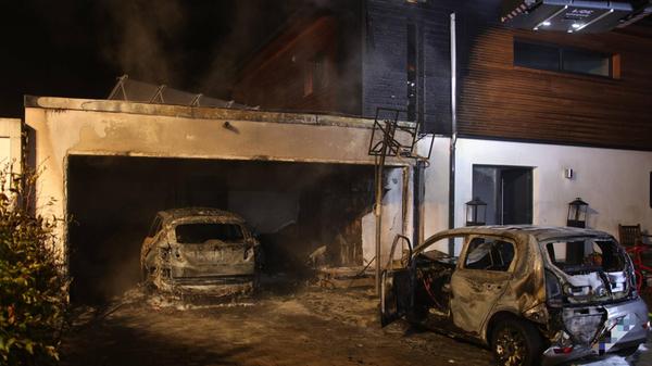 Die Einsatzkräfte räumten vorsorglich die umliegenden Gebäude. Gegen 02:12 Uhr konnten die Anwohner in ihre Wohnungen zurückkehren. Die Bewohner des betroffenen Einfamilienhauses fanden vorübergehend anderweitig Unterkunft.