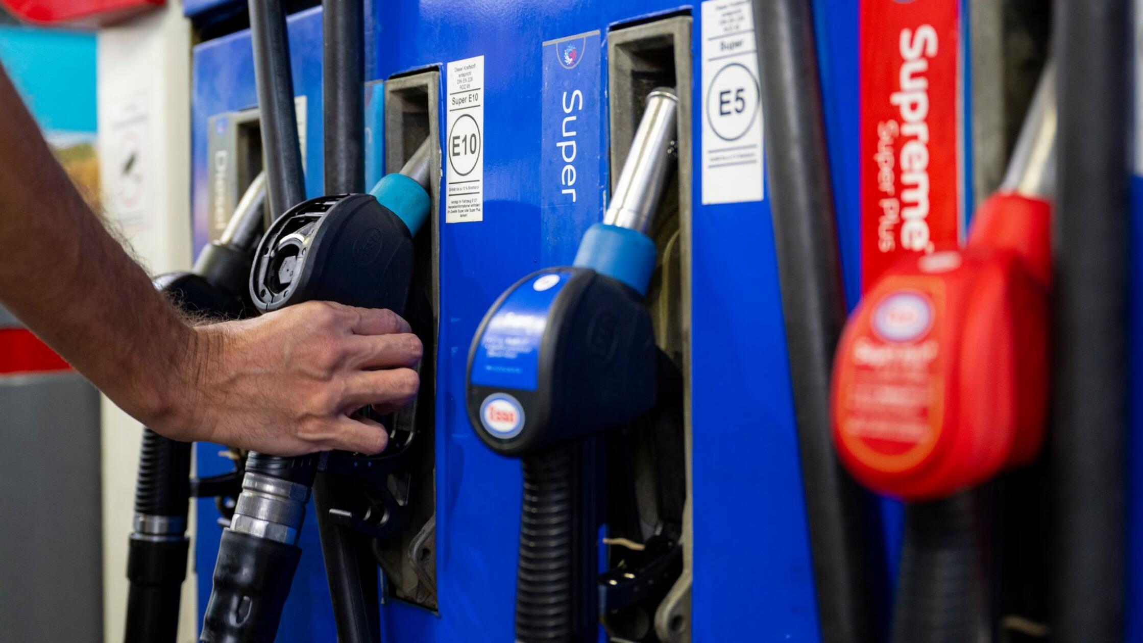 9,999 Euro für den Liter Sprit? Das steckt hinter seltsamen ...