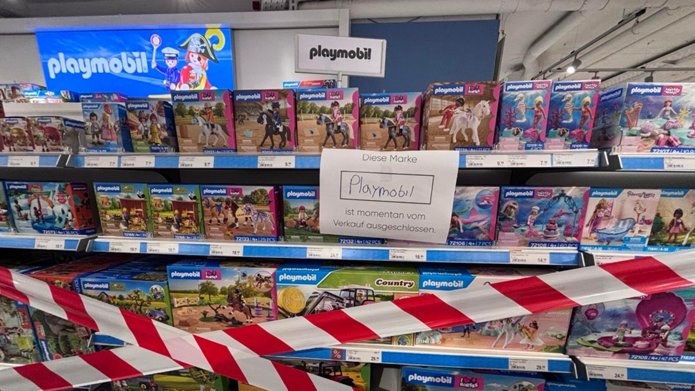 Customers in front of barrier tape: Playmobil can no longer be sold at ...