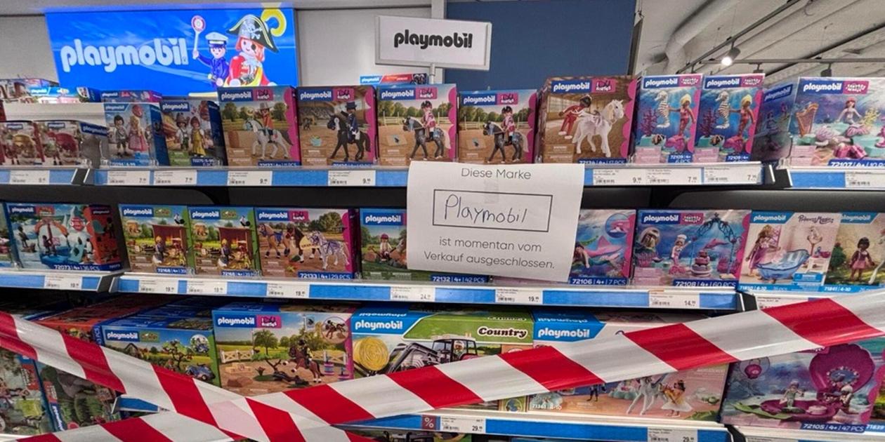 Customers in front of barrier tape: Playmobil can no longer be sold at ...