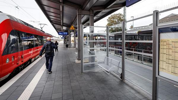 Blick auf den Bahnsteig am Bahnhof Ansbach. Das Ve