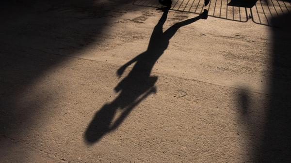 Eine Frau joggt am Biergaren am Chinesischem Turm